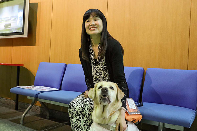 鈴木加奈子さんと盲導犬アリエルちゃんの写真