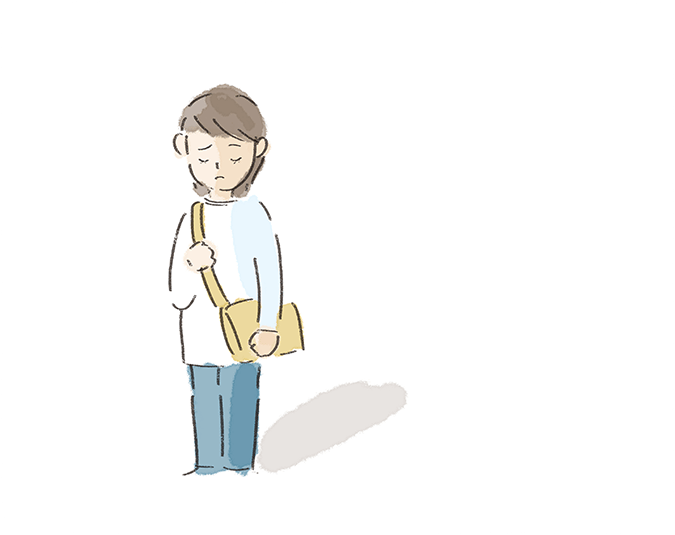 悲しそうにバッグをぎゅっと掴む姿