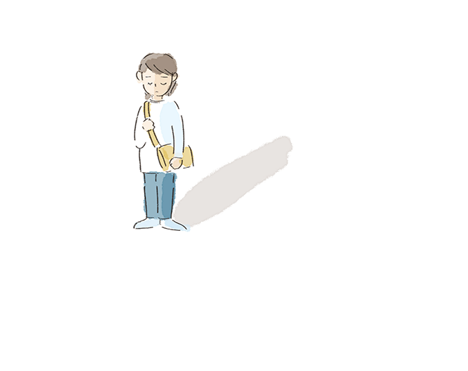 悲しそうにバッグをぎゅっと掴む姿